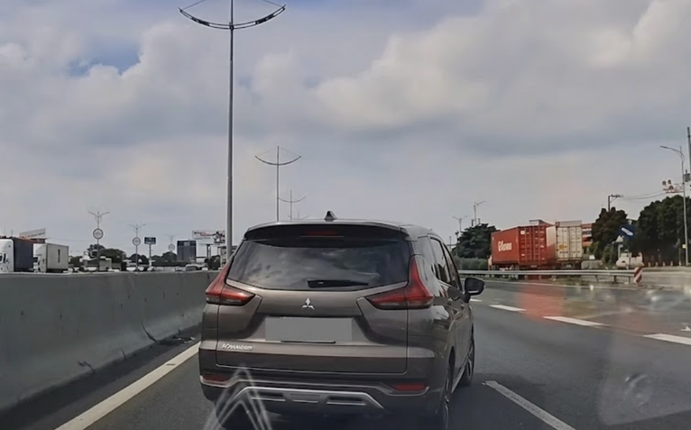 Chạy chậm, chuyển liên tiếp hai làn trên cao tốc, tài xế bị phạt gần 6 triệu đồng