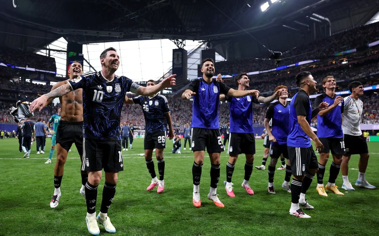 Cổ động viên thế giới thán phục tuyển Argentina và Messi