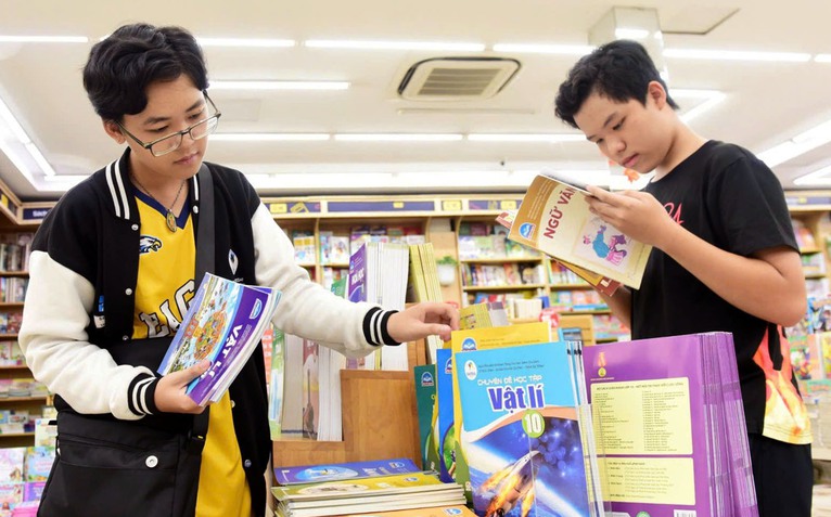 TP.HCM: Học sinh nào được mượn, học sinh nào được cấp miễn phí sách giáo khoa?