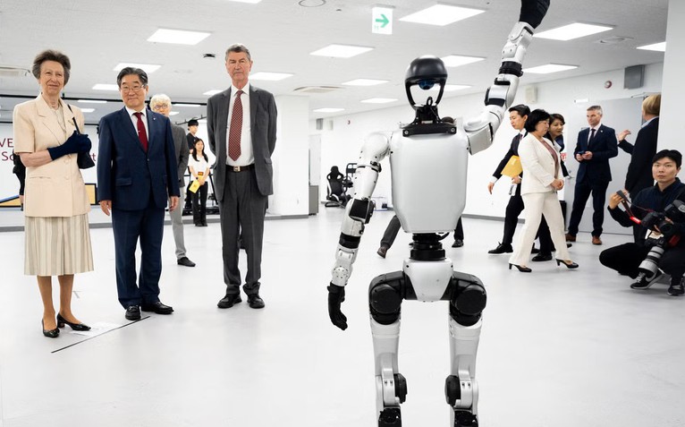 Công chúa Anne thích thú bắt tay robot trong chuyến thăm Hàn Quốc