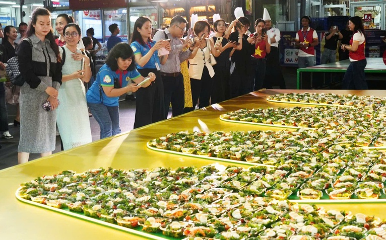 Bàn salad lớn nhất Việt Nam xác lập kỷ lục từ thực phẩm Tick xanh