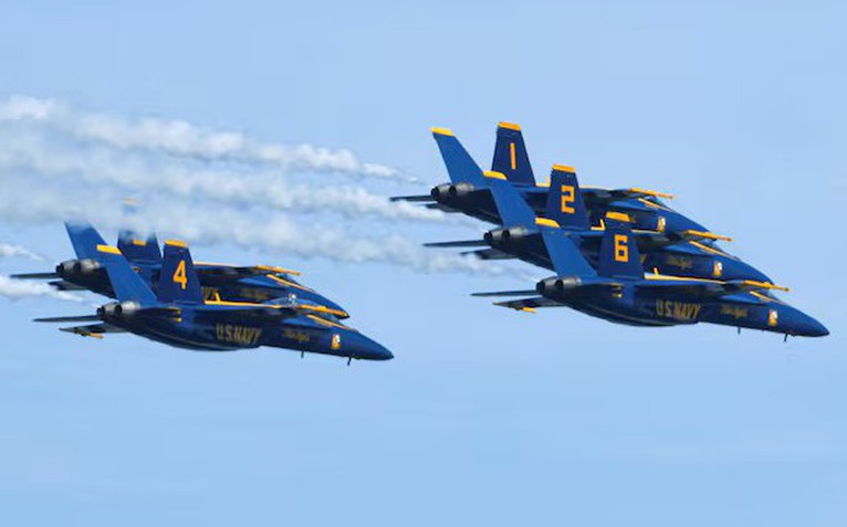 Bộ trưởng Hegseth và quyền Bộ trưởng Hải quân Hung Cao bênh vực phi công bay sát đầu đám đông