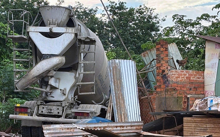 Xe bồn lao vào nhà dân ở Đồng Nai, một phụ nữ không qua khỏi