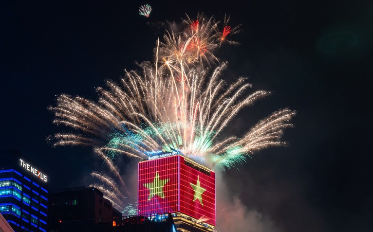 Pháo hoa rực sáng bầu trời TP.HCM mừng 50 năm thành phố mang tên Bác