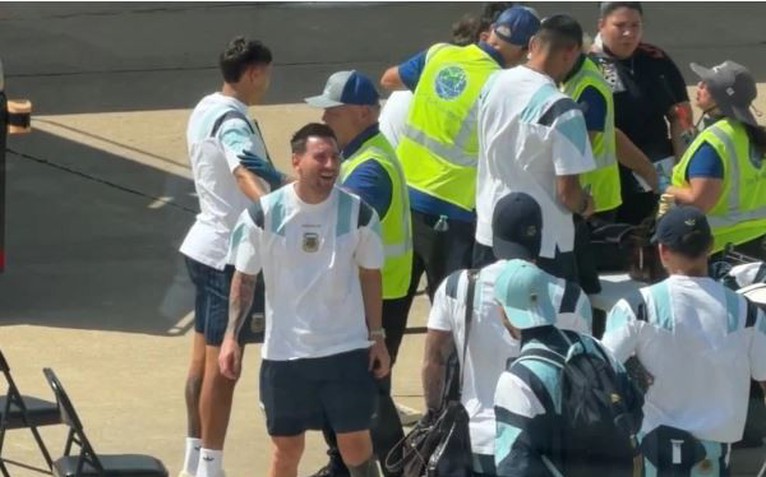 Video: Messi cười khoái chí khi đồng đội giấu kẹp nướng thịt trong ba lô