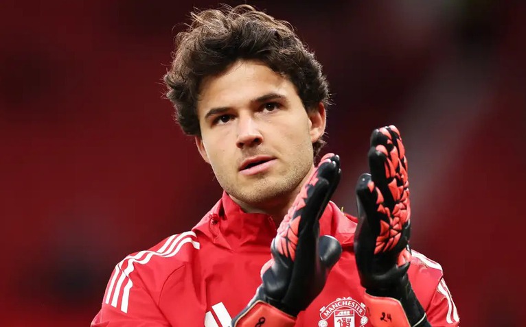 Thủ môn Man United bị cười cợt vì... ăn táo khi đội nhà đang thua