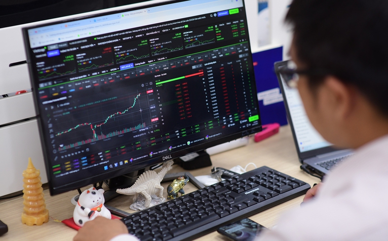 VN-Index giằng co, nhóm cổ phiếu chứng khoán 'vụt sáng'