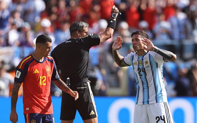Argentina lập kỷ lục buồn với tấm thẻ đỏ của Enzo Fernandez
