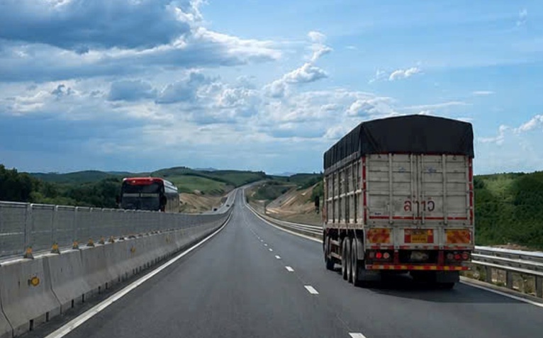 Xe tải không đạt 60km/h trên cao tốc Vạn Ninh - Cam Lộ có bị camera AI xử phạt?