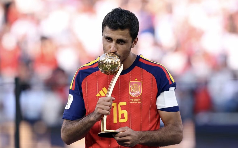 HLV Đinh Hồng Vinh: Messi thua Rodri ở "Quả bóng vàng" World Cup 2026 không có gì bàn cãi