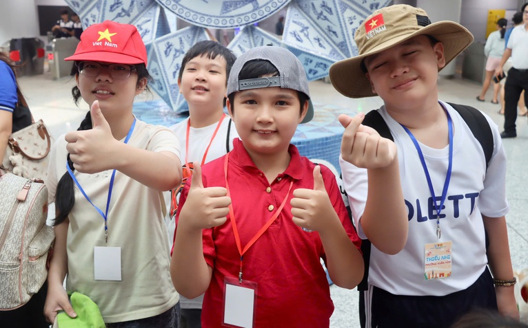 Khám phá metro, buýt đường sông qua 'Em yêu thành phố em'