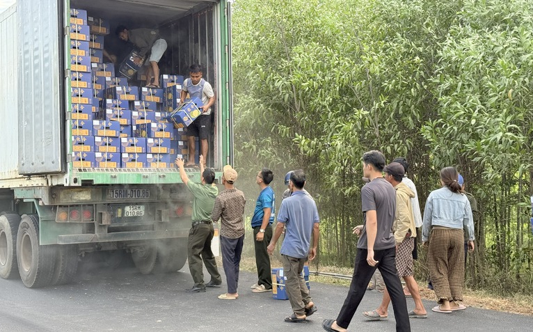 Công an và người dân chung tay 'cứu' 20 tấn sầu riêng trên xe tải bốc cháy