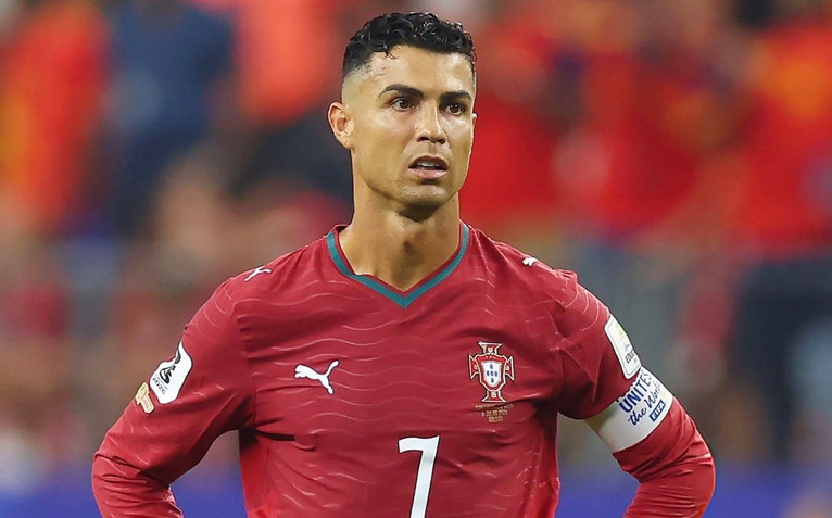 Ronaldo ấn rồi xóa icon 'thích' bài viết tố FIFA chống lưng Messi và Argentina