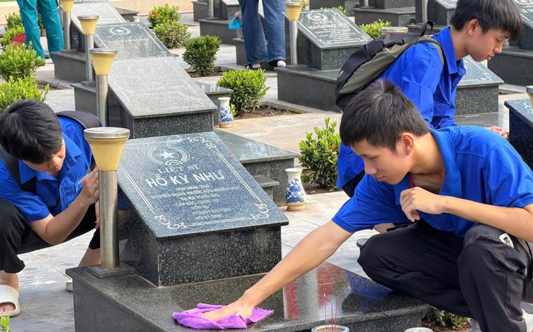 Sắc áo xanh lan tỏa đạo lý 'Uống nước nhớ nguồn' tháng 7 tri ân
