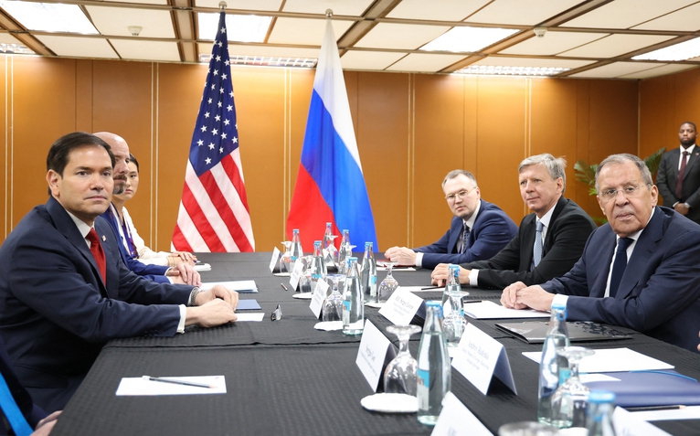 Ngoại trưởng Mỹ - Nga gặp nhau, Kremlin nói đã sẵn sàng cho một 'giải pháp chính trị - ngoại giao'