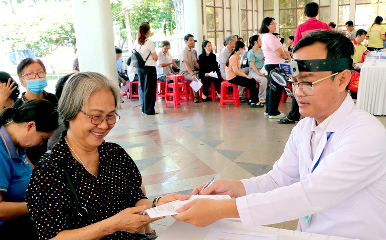 TP.HCM đến tận nhà người cao tuổi, người khuyết tật khám sức khỏe định kỳ