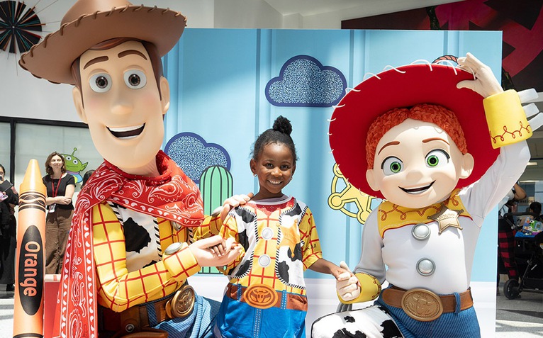 Toy Story 5 mang phép màu đến hơn 400 bệnh viện nhi