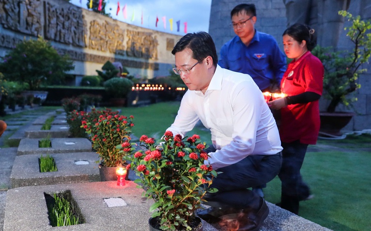 Lãnh đạo Thành ủy TP.HCM dâng hương, thắp nến tri ân Anh hùng liệt sĩ