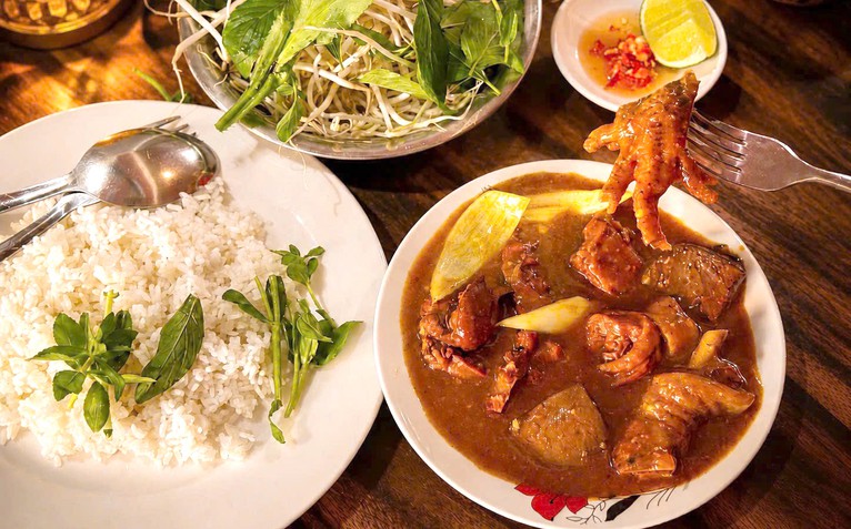 ‘Mai em xuống Sóc Trăng, nhớ dặn quán chừa em dĩa cà ri gà, chân rút xương’