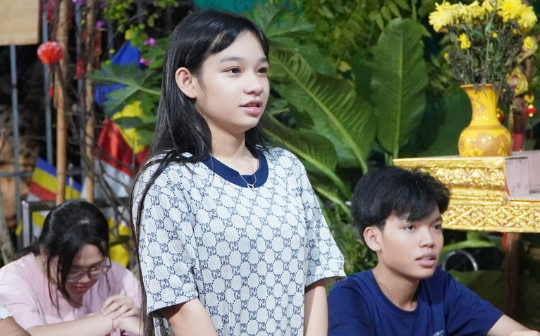 Lớp học mùa hè ở sân chùa Pothiwong