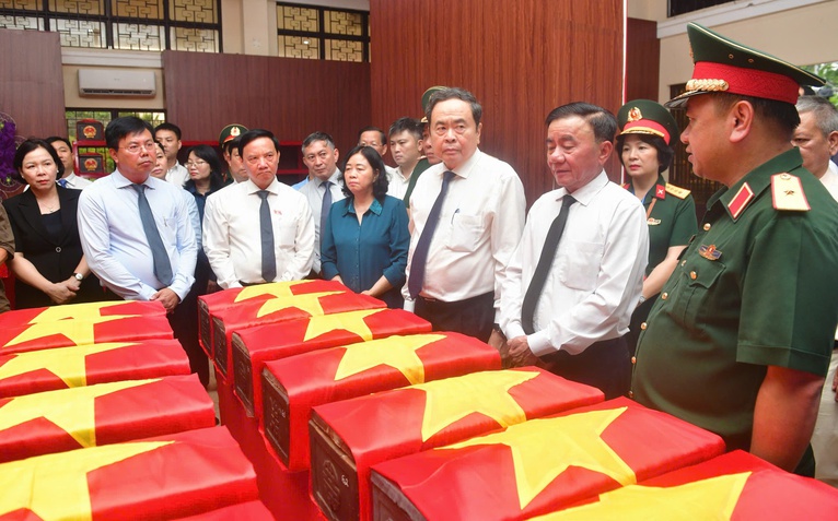 Chủ tịch Quốc hội Trần Thanh Mẫn dâng hương anh hùng liệt sĩ tại công viên Lê Thị Riêng