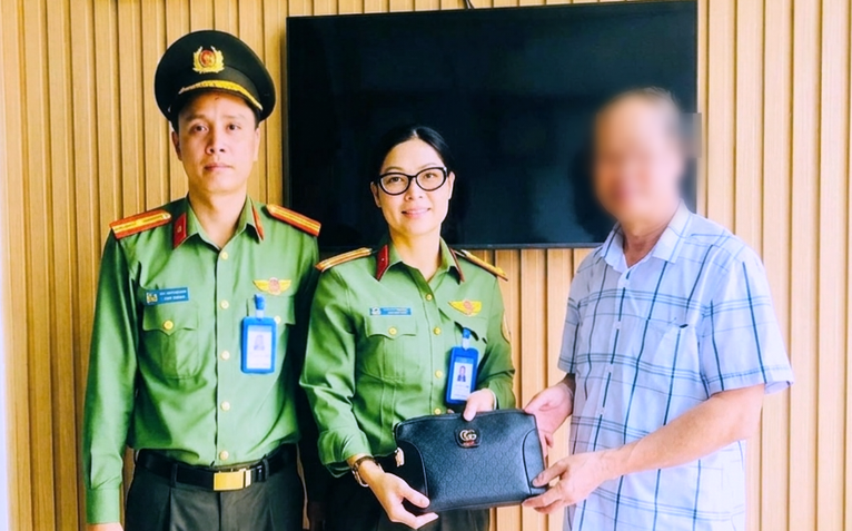 Trao trả tài sản và sổ tiết kiệm trị giá hơn 4 tỉ đồng khách đánh rơi tại sân bay Pleiku