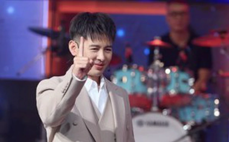 Ca sĩ Hoàng Hải: Từ cú sốc bung nút áo trên sân khấu đến Bố Gấu vạn người mê