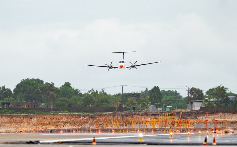 Sân bay Phú Quốc hoàn tất chuyến bay hiệu chuẩn đầu tiên trên đường băng số 2 giữa mưa lớn