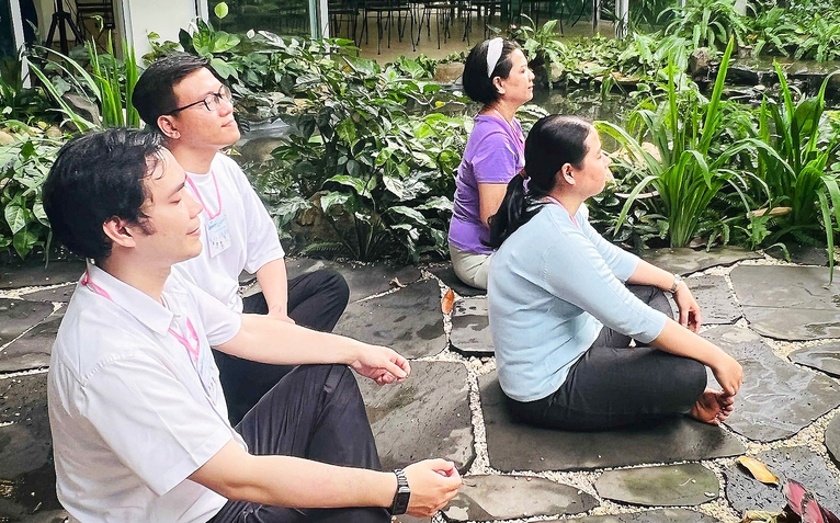 'Ốc đảo' ở TP.HCM giúp bạn trẻ thư giãn tinh thần, viết giải tỏa, đi trên sỏi…