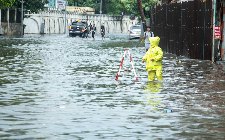 Dự báo Hà Nội mưa dông, Nam Bộ mưa lớn chiều tối nay
