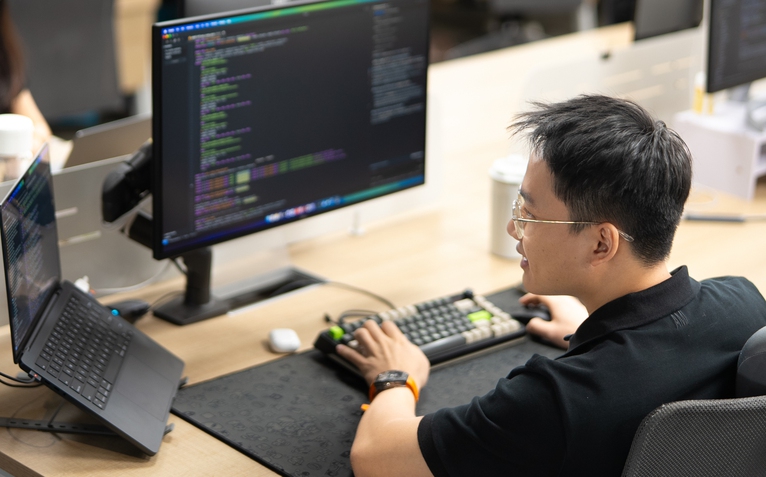 Cổ phiếu trụ đồng loạt khởi sắc, VN-Index lấy lại 1.700 điểm