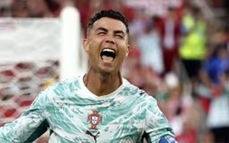 Cựu tuyển thủ Nguyễn Tuấn Phong: 'HLV Roberto Martinez rất dũng cảm'