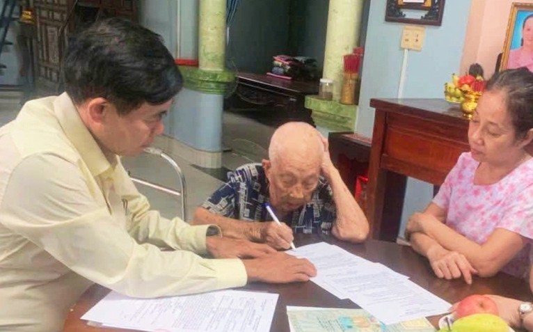 Hóc Môn mang dịch vụ công đến nhà cụ bà 101 tuổi, phục vụ miễn phí