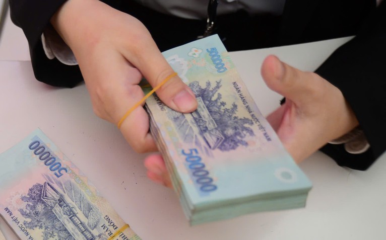 Sau đợt tăng vọt, thấy gì khi lãi suất vay mượn qua đêm bất ngờ xuống còn 0,7%?