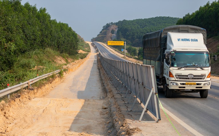 Chạy sát tốc độ tối đa vẫn bị xe tải dí còi cả cây số, văn hóa giao thông đang đi về đâu?