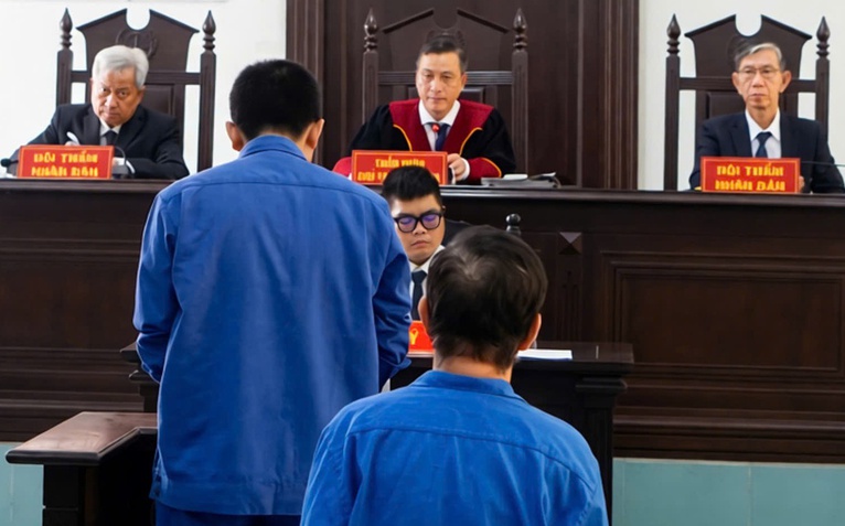 'Phù phép' nước máy thành nước khoáng đóng chai, giám đốc và quản lý hầu tòa