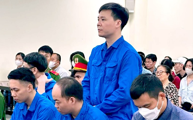 'Ông trùm' đường dây 100 tấn thực phẩm chức năng giả lãnh hơn 16 năm tù, cựu cục phó 6 năm tù