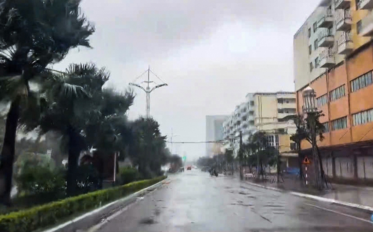Móng Cái, Quảng Ninh gió mạnh dần lên, nhiều cây xanh ngã, mái tôn bị hất văng