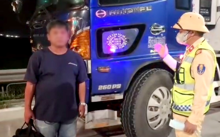 Tài xế có nồng độ cồn vẫn lái xe tải chạy trên cao tốc Cam Lâm - Vĩnh Hảo