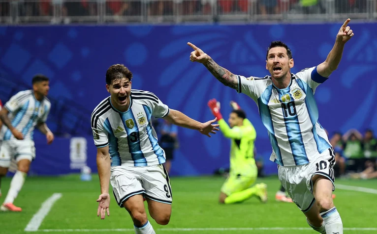 Zlatan Ibrahimovic: 'Messi đã hóa thành một con quái vật'