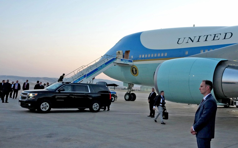 Vì sao ông Trump không dùng chuyên cơ Qatar tặng để bay về Mỹ?