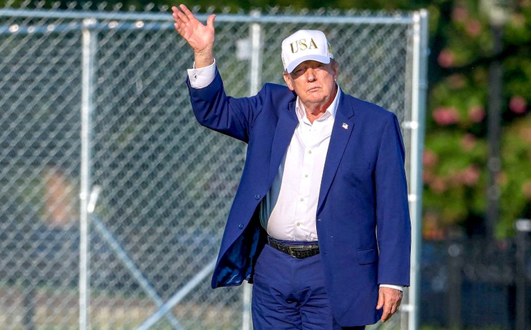 Sở thích ít ai biết của ông Trump: Cỏ!