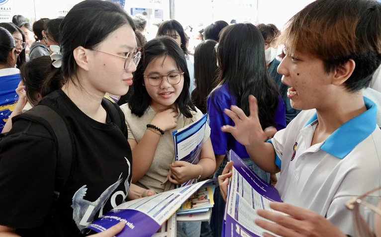 Điểm chuẩn ngành báo chí từ gần 30 xuống 22: Người trẻ đang chọn gì?