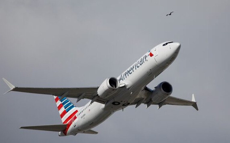 Động cơ máy bay American Airlines bốc cháy sau khi đâm phải đàn chim