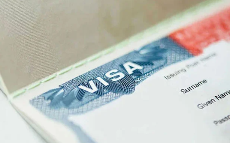 Một đại sứ quán Mỹ thu hồi hơn 100 visa của người 'du lịch sinh con'