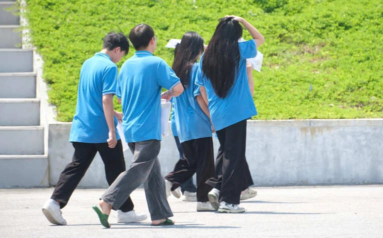 Thí sinh Tuyên Quang làm thủ tục thi lại, phụ huynh động viên 'sức đến đâu làm đến đó'