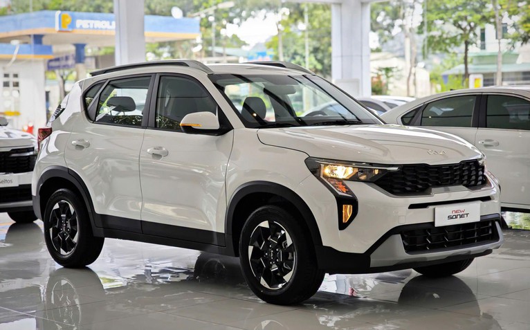 Tin tức giá xe: Kia Sonet giảm giá kỷ lục, niêm yết rẻ nhất phân khúc, xuống ngang Hyundai i10