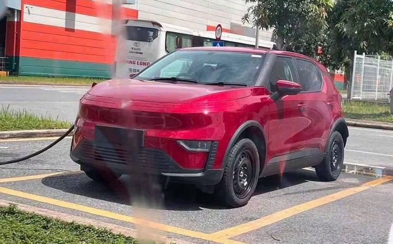 Xe điện 'lạ' xuất hiện không che ở Việt Nam, dễ là VinFast VF 5 mới?