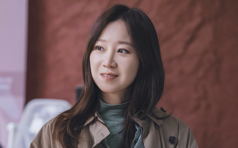 Sát thủ nội trợ gây sốt, Gong Hyo Jin 'sống hai cuộc đời'
