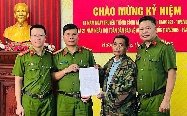 Mất ba lô chứa tiền phúng điếu con trai, người cha bật khóc khi nhận lại tài sản lớn